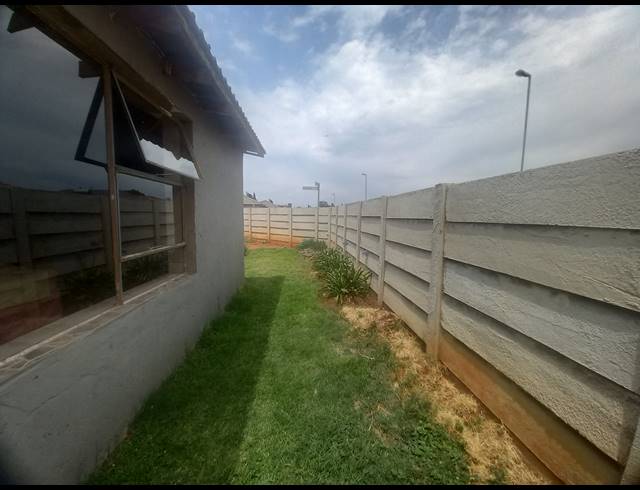 2 BEDROOM FREEHOLD FOR SALE IN CRYSTAL PARK